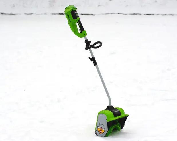 Greenworks представила обновленную аккумуляторную снегоуборочную лопату GD40SS2 с бесщеточным двигателем