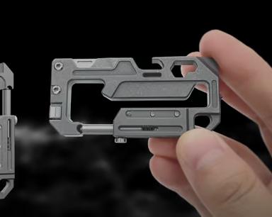 Титановый карабин с отвертками. Представлен мультитул EckDesign Multi